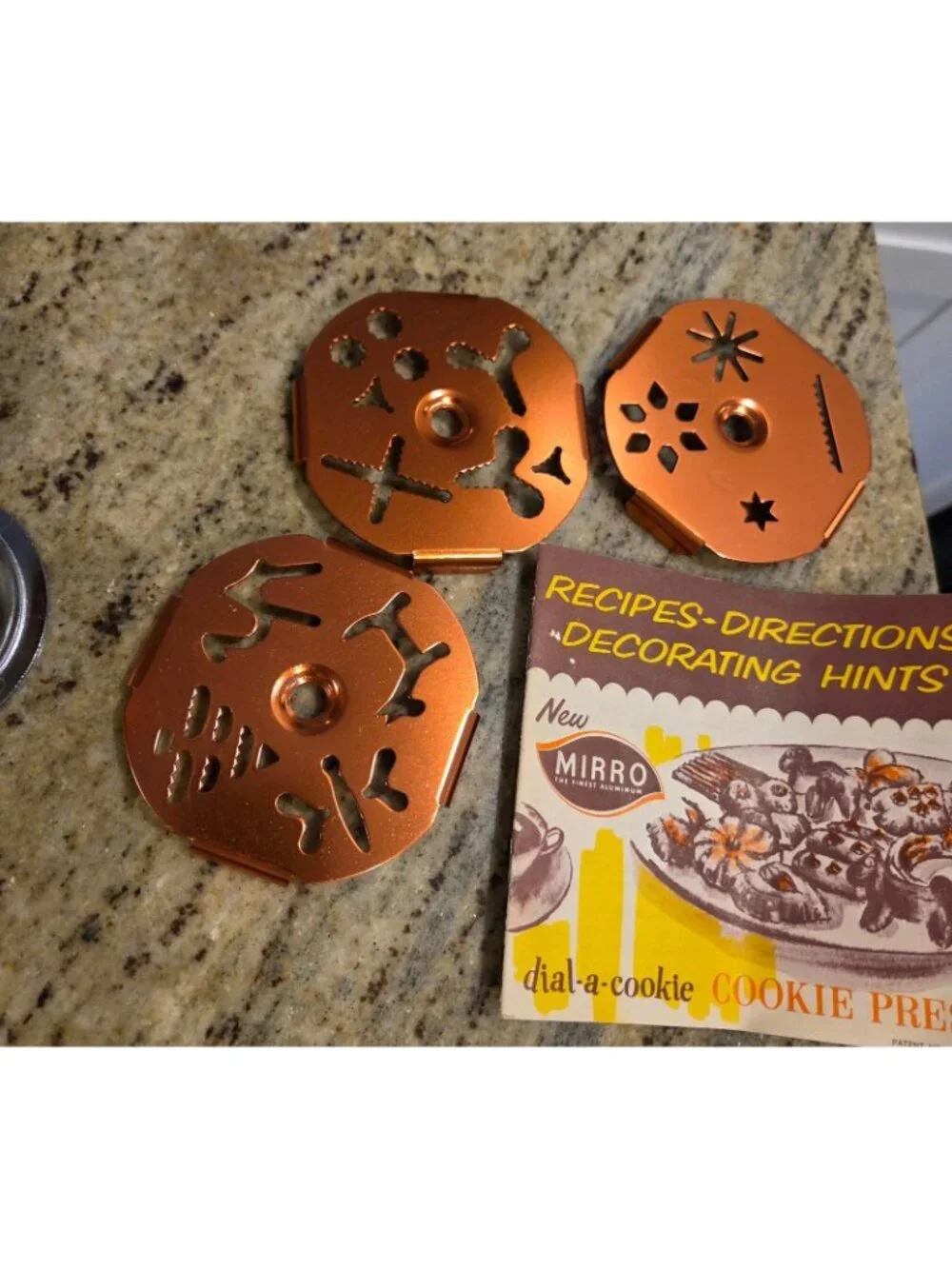 Vintage Mirro Dial-A-Cookie Aluminum Crank Cookie Press 3 Disc & Book 1960's - Picture 10 of 13